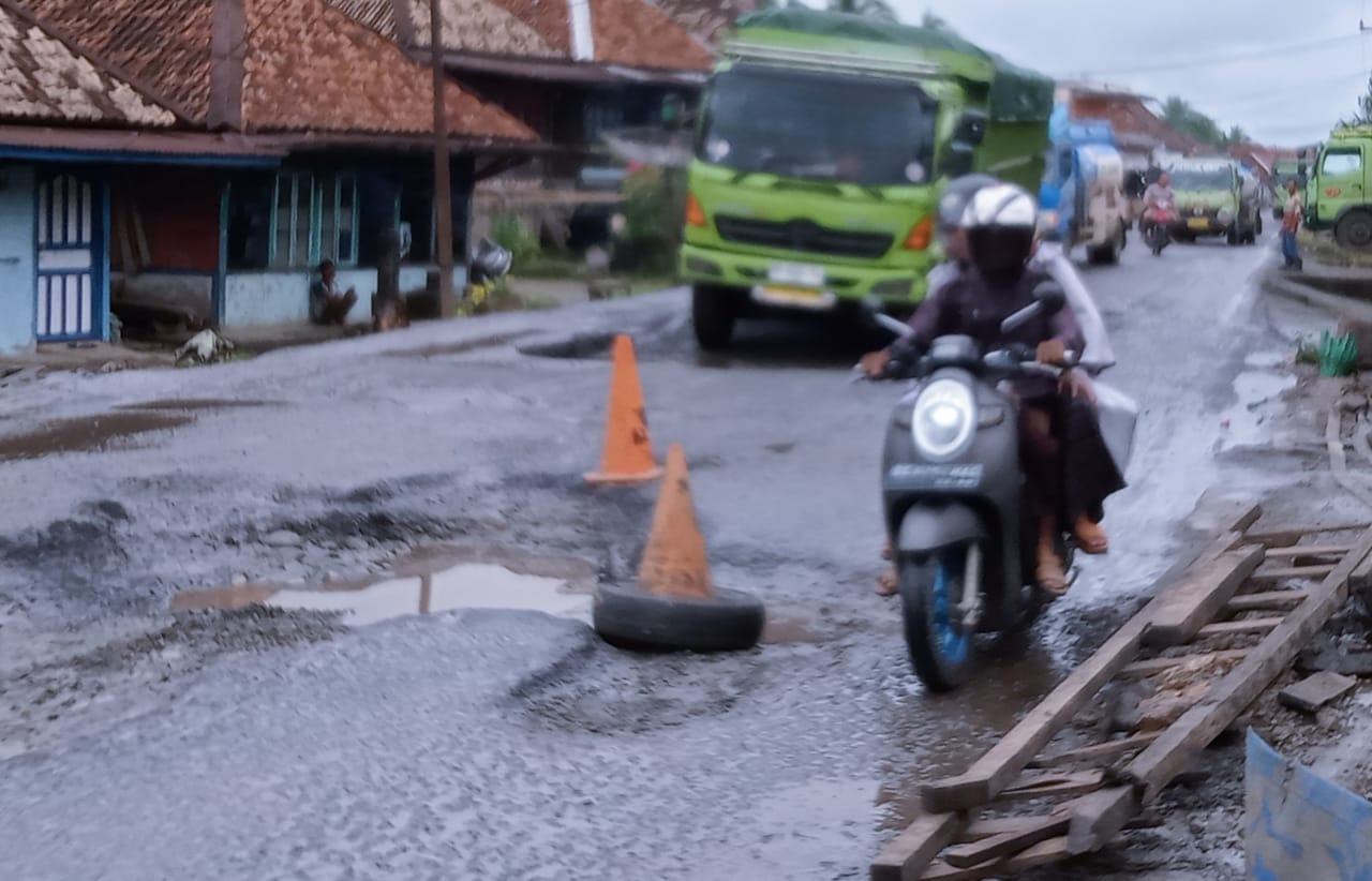 Peduli Keselamatan, Camat Sanga Desa dan Warga Gotong Royong Timbun Jalan Rusak di Lintas Lubuk Linggau - Sekayu