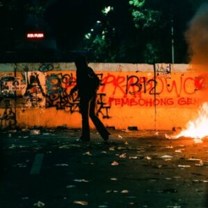 Di Jakarta Memanas!, Massa Aksi #IndonesiaGelap Bakar Kaos Prabowo-Gibran!