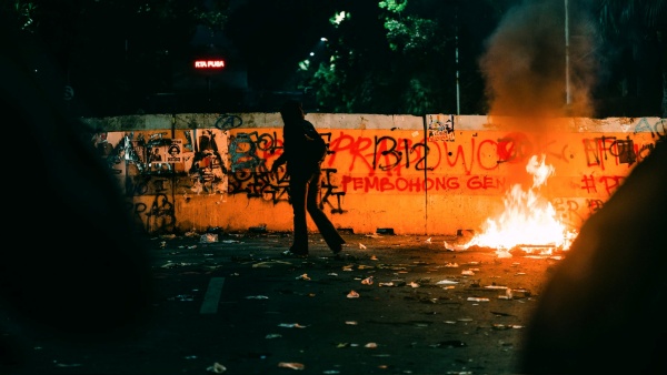 Di Jakarta Memanas!, Massa Aksi #IndonesiaGelap Bakar Kaos Prabowo-Gibran!