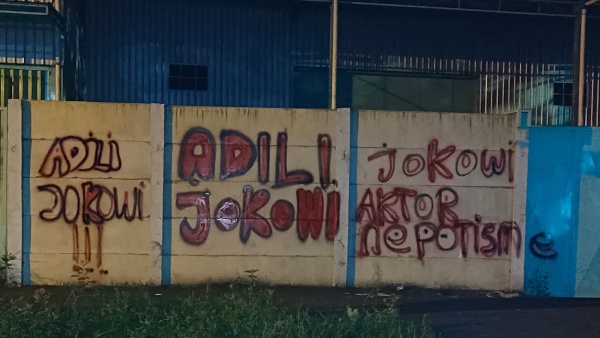 Grafiti 'Adili Jokowi' Bentuk Kejujuran Publik coretan bertuliskan Adili Jokowi muncul di sejumlah titik di Kota Yogyakarta dan Kabupaten Sleman