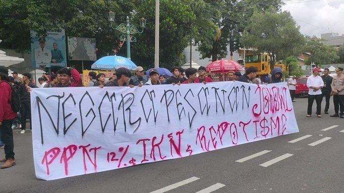 Aksi Tolak Danantara di Cirebon, Mahasiswa Bentangkan Spanduk Negara Pesanan Jokowi