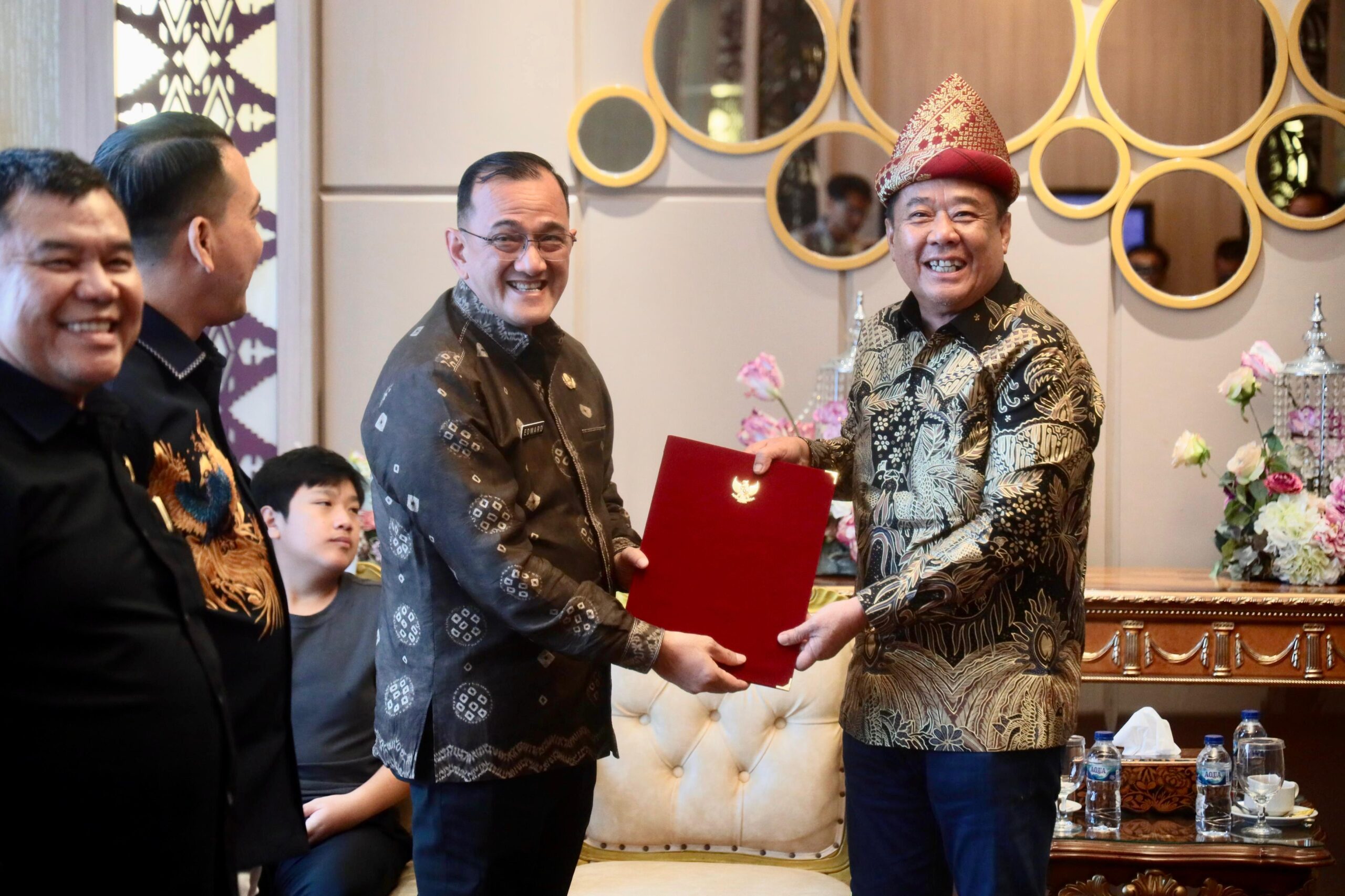 Tiba di Bandara SMB II Palembang, Wagub Cik Ujang Terima Surat Penunjukan Sebagi Plt Gubernur Sumsel