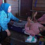 Tak Peduli Banjir, Istri Walikota Palembang Begitu Semangat Bantu Warga