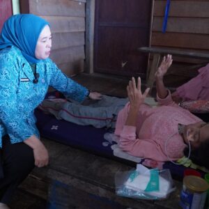 Tak Peduli Banjir, Istri Walikota Palembang Begitu Semangat Bantu Warga