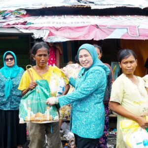 Ketua TP PKK Bagikan Sembako ke Warga TPA Sukawinatan Ketua TP PKK Bagikan Sembako ke Warga TPA Sukawinatan