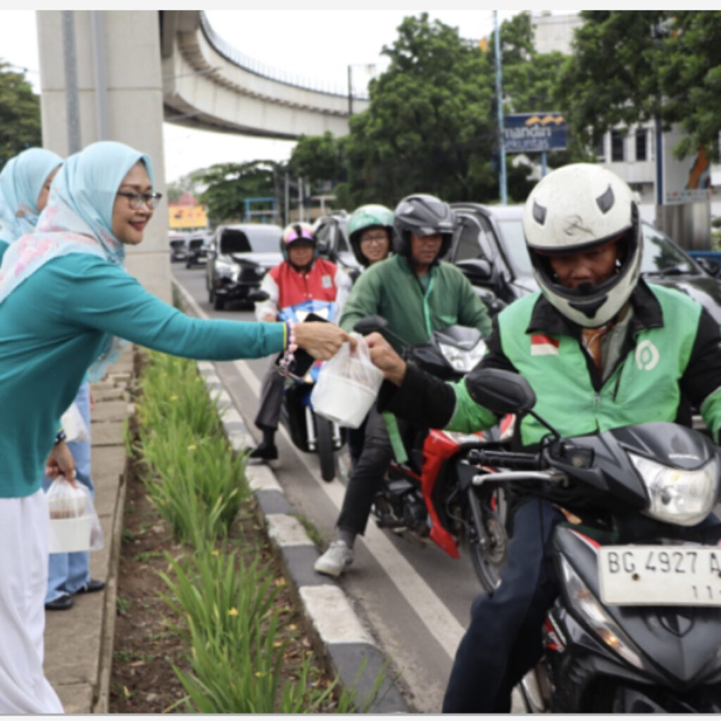 Tersenyum Bahagia Usai Menerima Paket dari PLN