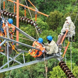 Tingkatkan Keandalan, PLN Lakukan Pemindahan Kabel Konduktor dari Tower Darurat ke Tower Permanen