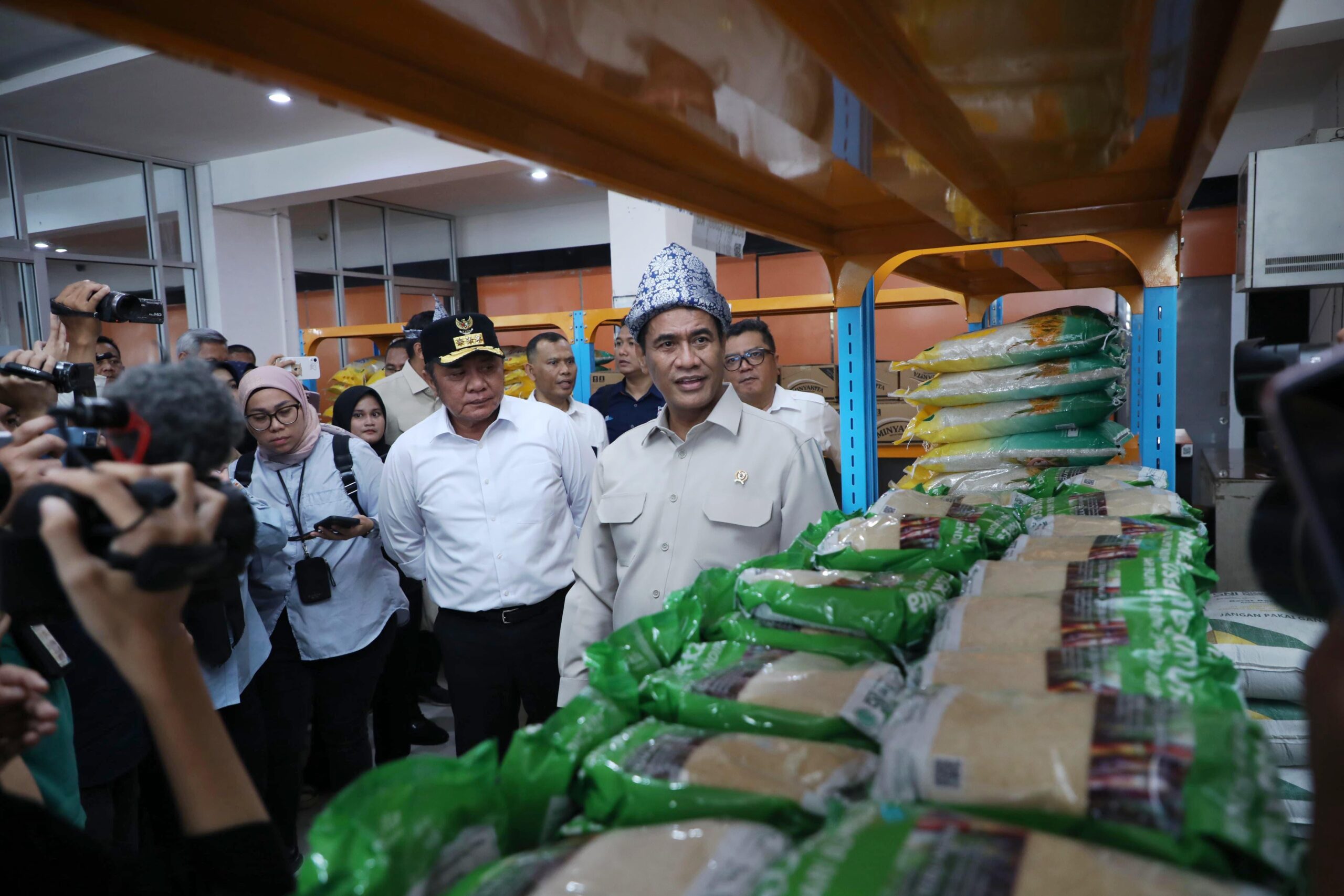 Gubernur Sumsel Herman Deru Dampingi Mentan Amran Sulaiman Tinjau Operasi Pangan Murah di Kantor Pos Merdeka Palembang Gubernur Sumsel Herman Deru Dampingi Mentan Amran Sulaiman Tinjau Operasi Pangan Murah di Kantor Pos Merdeka Palembang