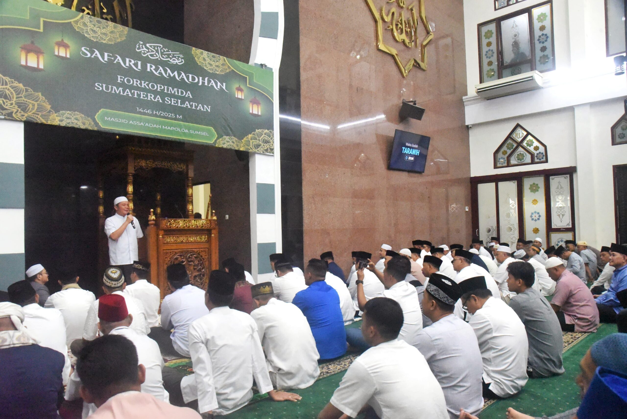 Gubernur Herman Deru dan Wagub Cik Ujang Sholat Isya dan Tarawih Berjemaah di Masjid As-Sa'adah Mapolda Sumsel