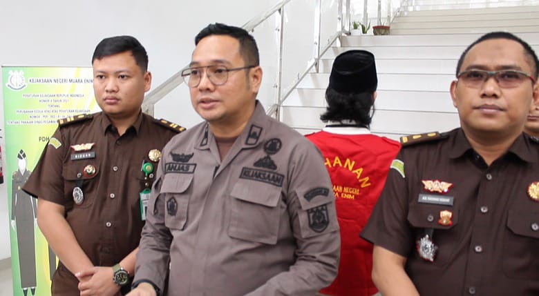 Kejari Muara Enim Terima Penyerahan Tersangka dan Barang Bukti Tindak Pidana Pertambangan Ilegal