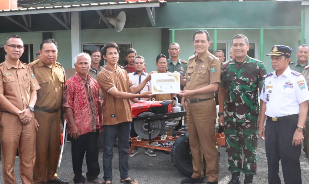 Sambangi Jajaran Forkopimda, Bupati Muara Enim Minta Dukungan Serta Serahkan Bantuan Alat Pertanian