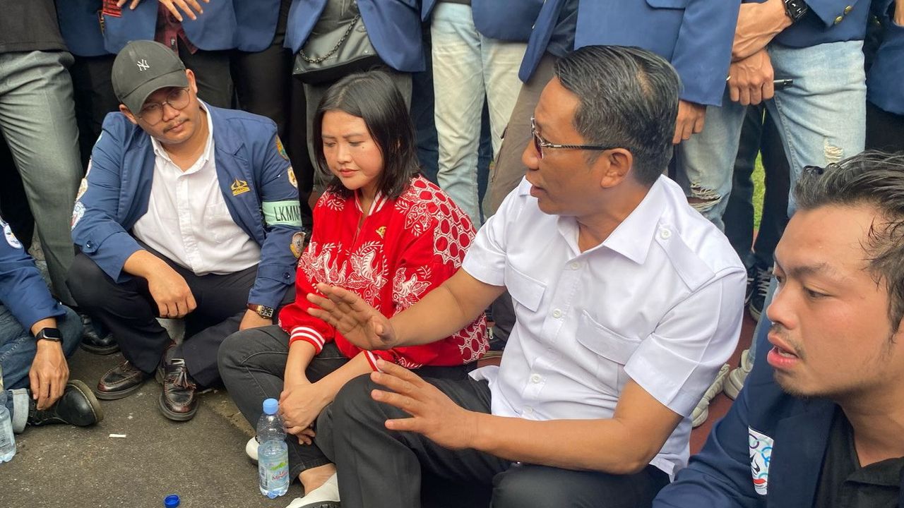 Jelang Pengesahan RUU TNI, Mahasiwa Trisakti Geruduk DPR hingga 'Sandera' Menteri Hukum