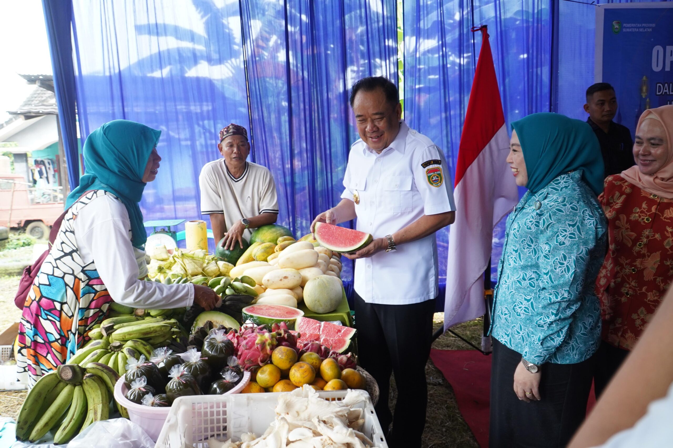 Wagub Sumsel Cik Ujang Tinjau Operasi Pasar Murah di Sukamaju Sako Palembang