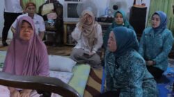 TP PKK Palembang Peduli Kader Posyandu, Beri Bantuan Kursi Roda untuk Cek Wati