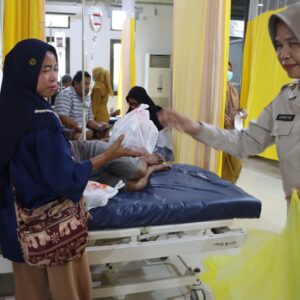 Polres Muara Enim Berbagi Takjil untuk Keluarga Pasien di RSUD Rabain