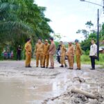 Jalan Sekayu–Kabupaten PALI Ditinjau Wabup Muba, Perbaikan Segera Dimulai Lewat Gotong Royong