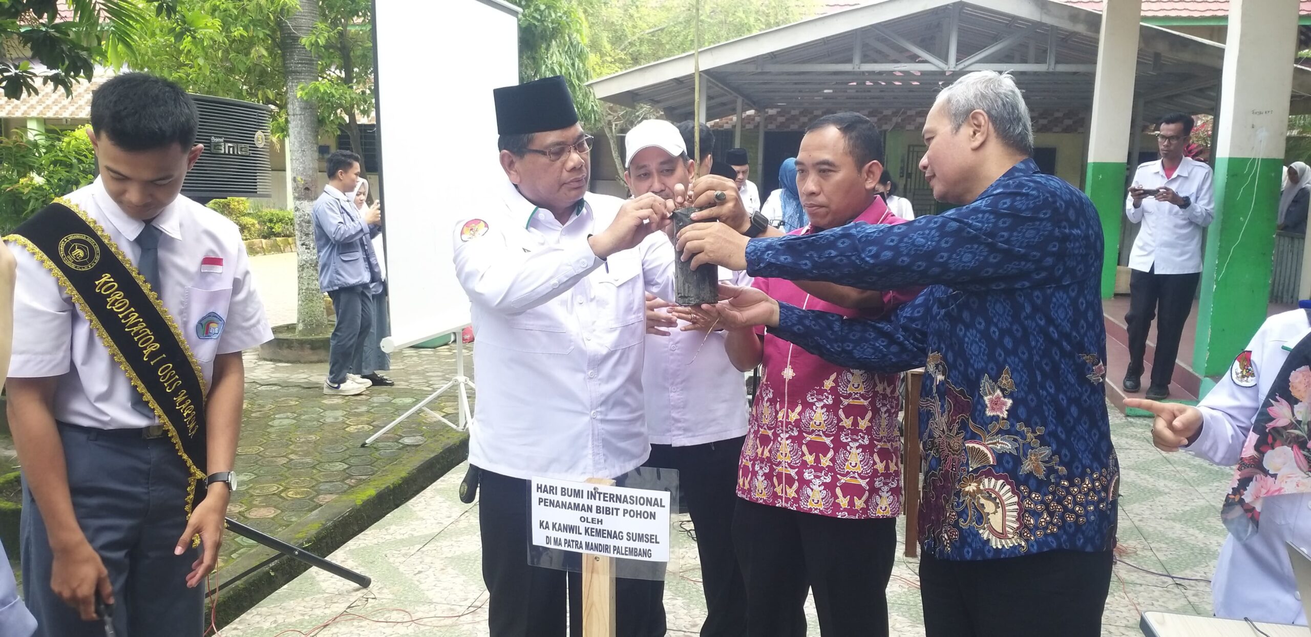 Ikut Gerakan Penanaman 1 Juta Pohon Matoa, Kemenag Sumsel Tanam 5.645 Bibit Pohon 10A0297F 7D03 4E0B 9D85 329CDE22D7A9 scaled