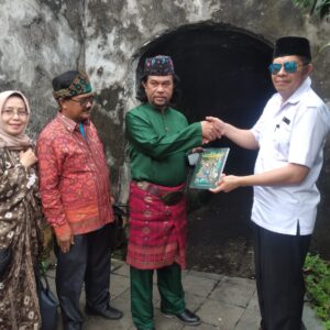 Sultan Palembang Menangis Lihat Penjara SMB II di Ternate, Rombongan Delegasi Sempat Bacakan Syair di Depan Pintu Penjara Sultan Palembang Menangis Lihat Penjara SMB II di Ternate, Rombongan Delegasi Sempat Bacakan Syair di Depan Pintu Penjara
