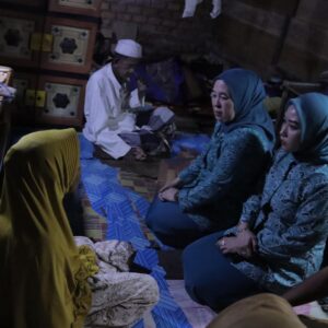 Tinggal Berdua dalam Kondisi Sakit, Pasangan Lansia Terima Bantuan dari Ketua TP PKK Palembang Tinggal Berdua dalam Kondisi Sakit, Pasangan Lansia Terima Bantuan dari Ketua TP PKK Palembang