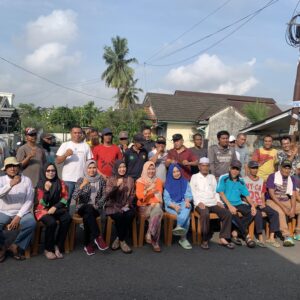 Jumat Pagi Gotong Royong di RT 048 Diikuti Lurah Kebun Bunga