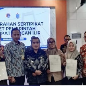 Wabup H Ardani didampingi Kepala OPD Ogan Ilir menyerahkan sertifikat aset Pemerintah Kabupaten Ogan Ilir kepada Puskesmas dan Sekolah-sekolah