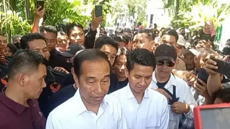 Jokowi Tunjukkan Ijazahnya di UGM ke Wartawan: Tapi Jangan Difoto ya!