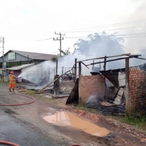 Sigap dan Tangguh, Tim Damkar dan BPPD Muba Berhasil Jinakkan Kobaran Api di Desa Epil Sigap dan Tangguh, Tim Damkar dan BPPD Muba Berhasil Jinakkan Kobaran Api di Desa Epil
