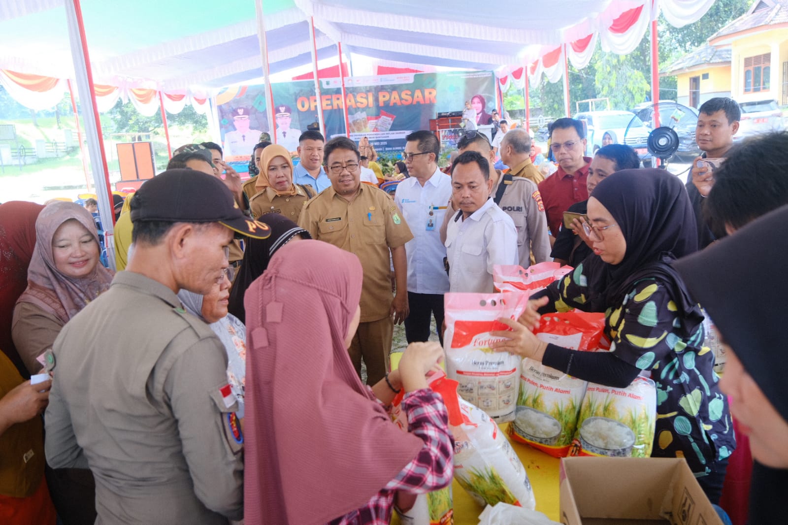 Warga Senang Gembira Pemkab Muba Seringa Adakan Operasi Pasar Murah