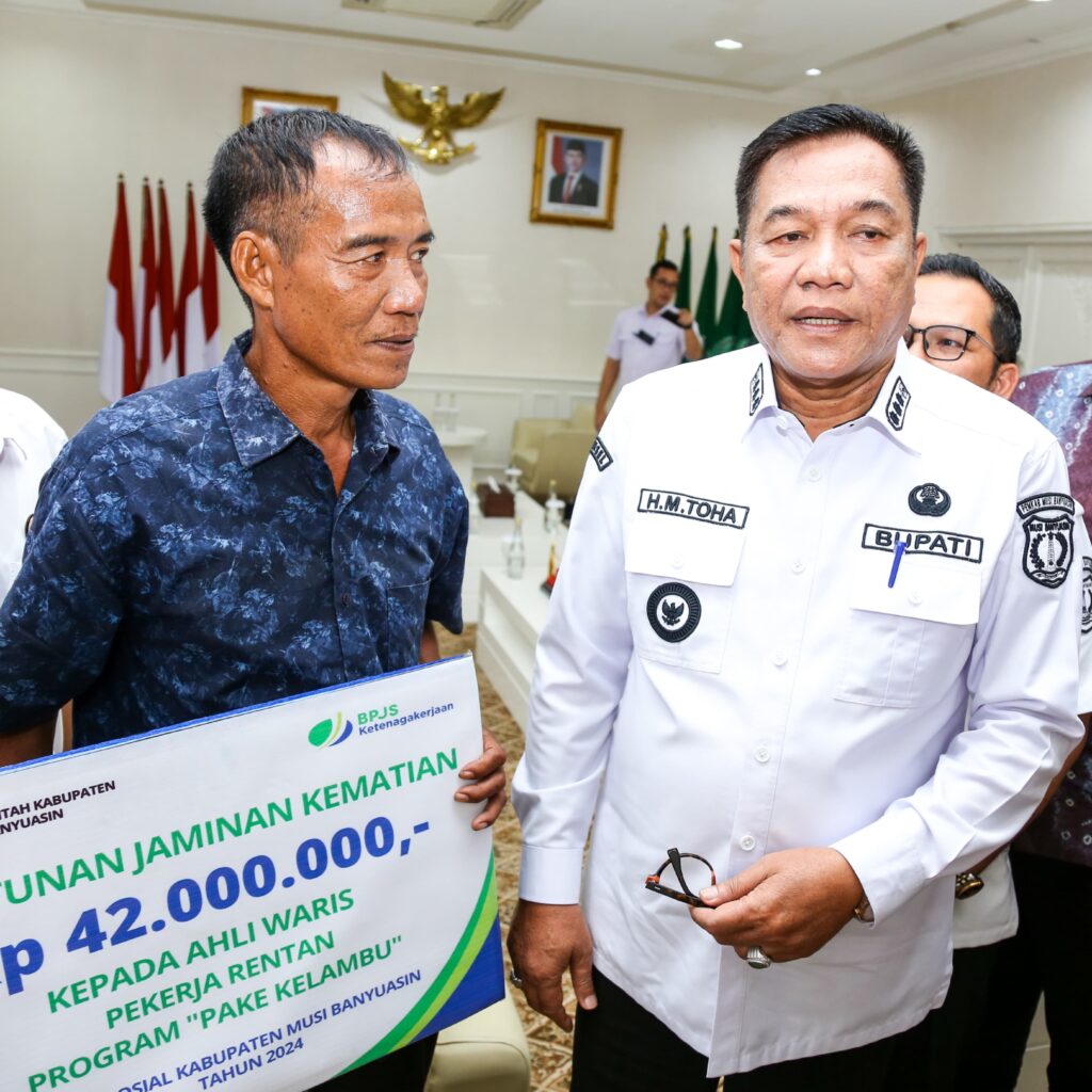 Pemkab Muba Serahkan Santunan Jaminan Kematian kepada Ahli Waris Pekerja Rentan