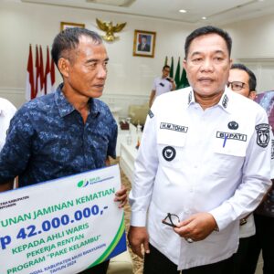 Pemkab Muba  Serahkan Santunan Jaminan Kematian kepada Ahli Waris Pekerja Rentan