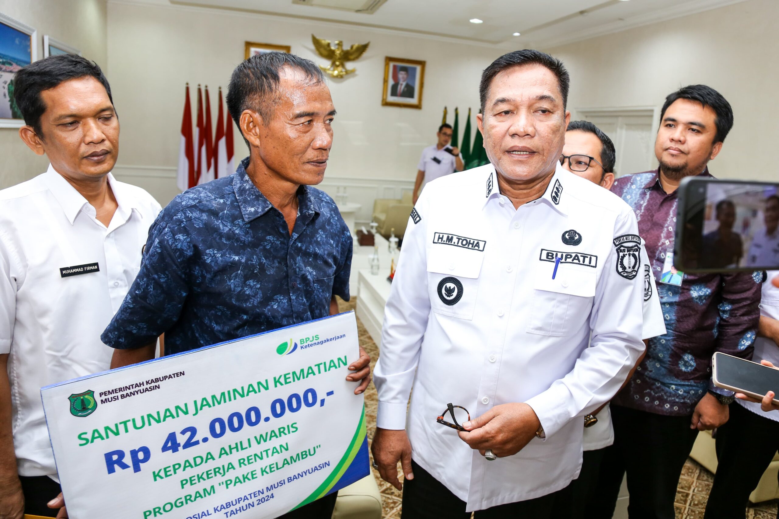 Pemkab Muba Serahkan Santunan Jaminan Kematian kepada Ahli Waris Pekerja Rentan