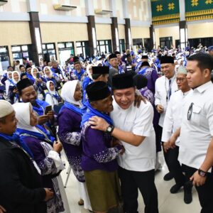Sembari Melantunkan Talbiyah, Gubernur Herman Deru Lepas Keberangkatan Kloter 1 Embarkasi Palembang Sembari Melantunkan Talbiyah, Gubernur Herman Deru Lepas Keberangkatan Kloter 1 Embarkasi Palembang