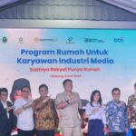 Bersama Menteri PKP dan Komdigi, Ketua Umum PWI pusat Hendry Ch Bangun Ikut Menyerahkan Kunci Rumah Subsidi untuk Wartawan