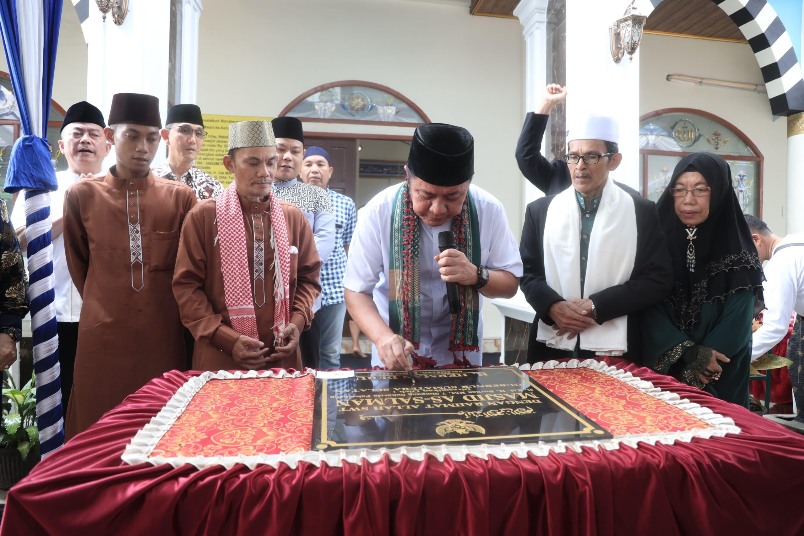 Gubernur Sumsel Herman Deru Tandatangani Prasasti Peresmian Masjid As-Salman Kelurahan Sukarami Palembang