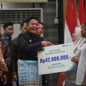 Gubernur Herman Deru Serahkan Santunan Jaminan Kematian BPJS Ketenagakerjaan kepada Petani Sawit di Sumsel Gubernur Herman Deru Serahkan Santunan Jaminan Kematian BPJS Ketenagakerjaan kepada Petani Sawit di Sumsel