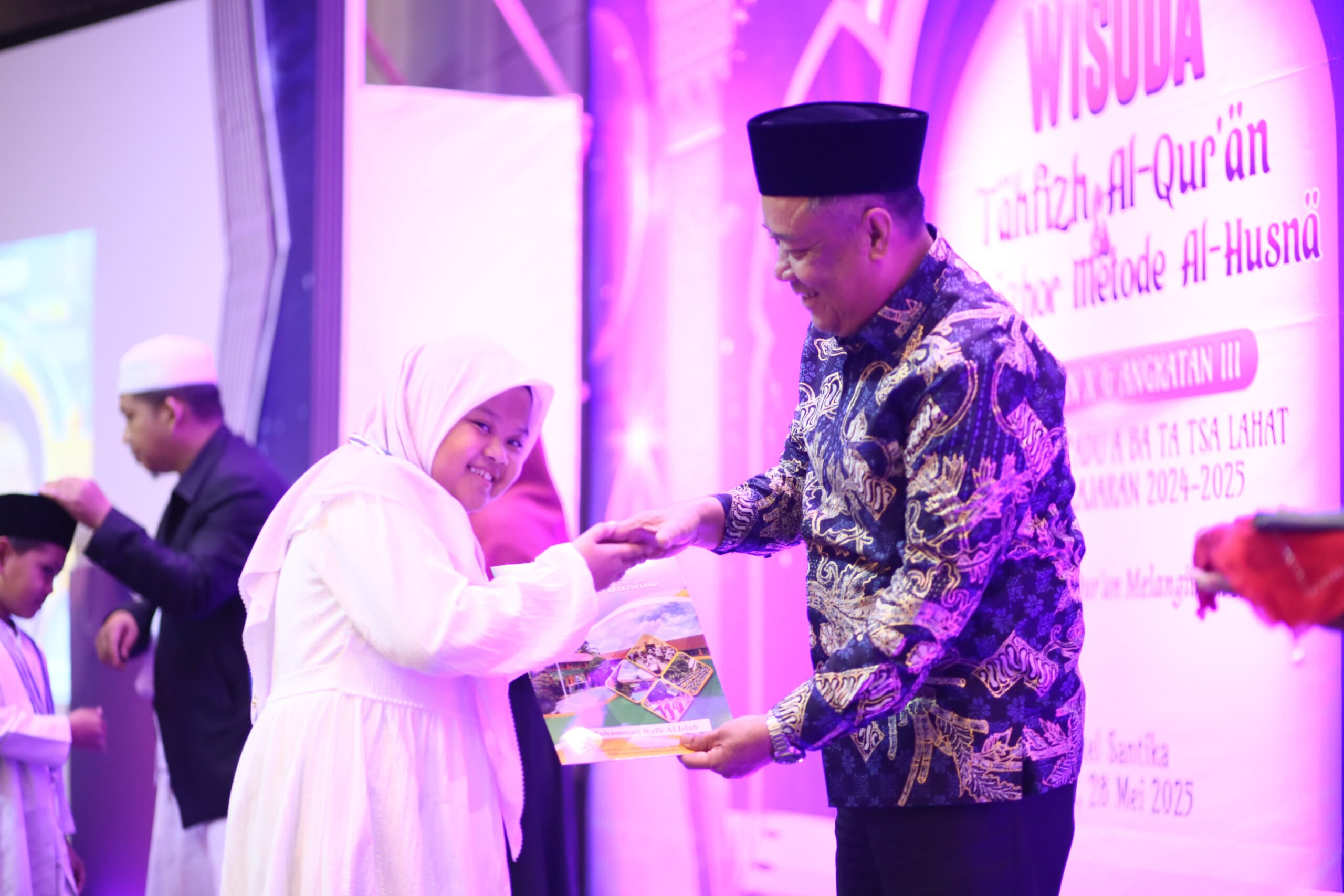 Wisuda Tahfizh Al -Quran Binnazhor metode Al -Husna SD IT A Ba Ta Tsa Lahat