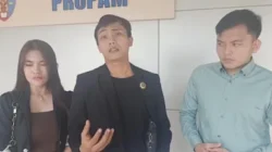 Tolak Ajakan ke Hotel, Mahasiswi Ini Diborgol Oknum Polisi di Kos-an, Teriak saat Pelaku mau Memasukkan...