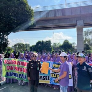 Ratusan Emak-emak Baju Ungu Gelar Demo, Desak Kejati Sumsel Usut Dugaan Korupsi Pengadaan Mobil Dinas PALI Rp12,2 M Ratusan Emak-emak Baju Ungu Gelar Demo, Desak Kejati Sumsel Usut Dugaan Korupsi Pengadaan Mobil Dinas PALI Rp12,2 M