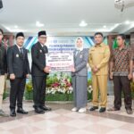Apresiasi Prestasi, Bupati Toha Serahkan Bantuan Living Cost Rp27,6 Juta kepada Mahasiswa Asal Muba