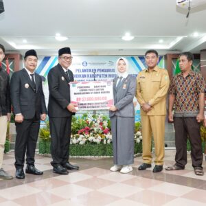 Apresiasi Prestasi, Bupati Toha Serahkan Bantuan Living Cost Rp27,6 Juta kepada Mahasiswa Asal Muba