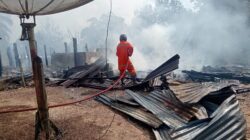 Empat Rumah Ludes Terbakar di Dawas, Respon Cepat Damkar Muba beserta Tim dan Warga Sukses Kendalikan Api