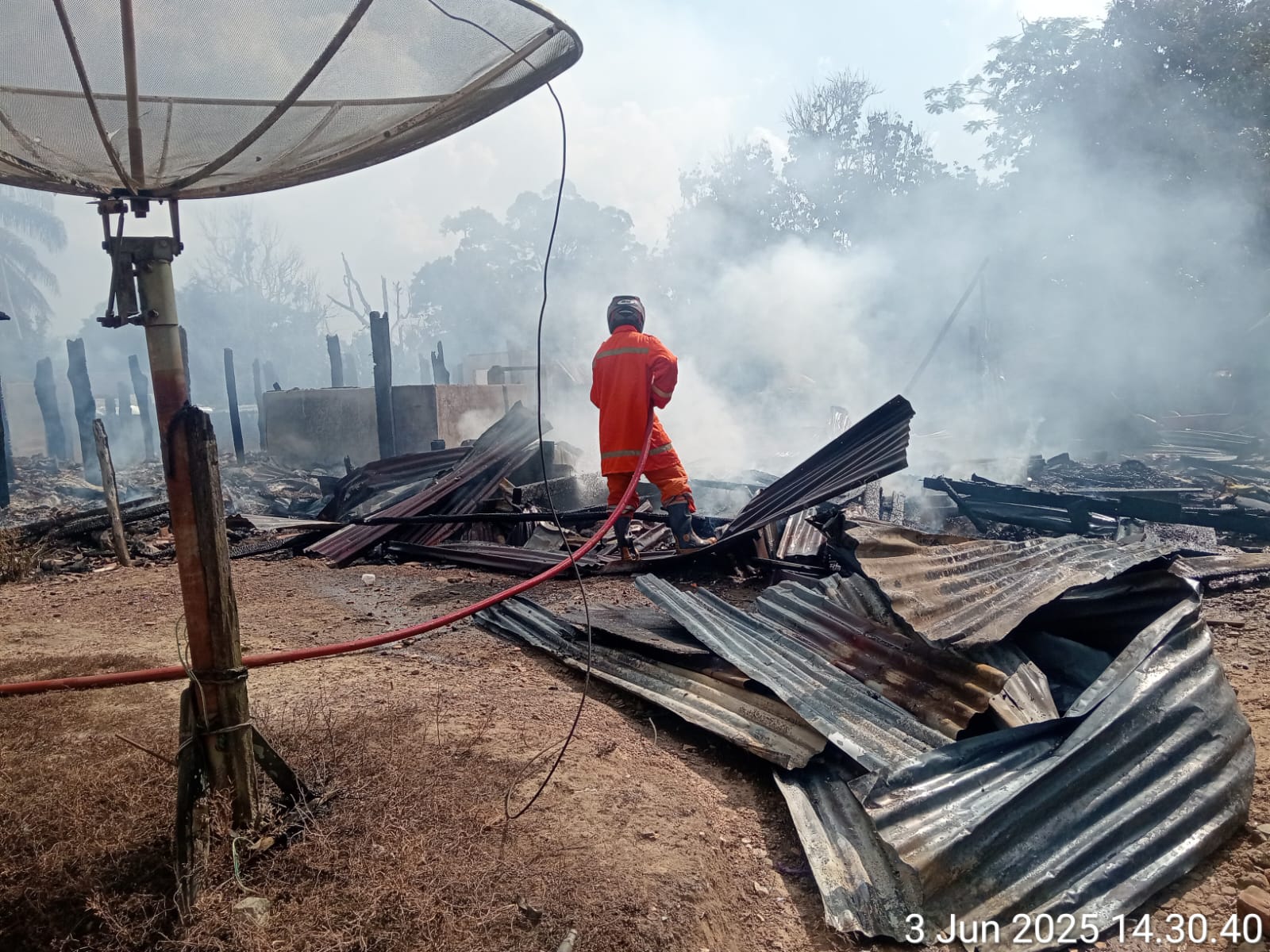 Empat Rumah Ludes Terbakar di Dawas, Respon Cepat Damkar Muba beserta Tim dan Warga Sukses Kendalikan Api