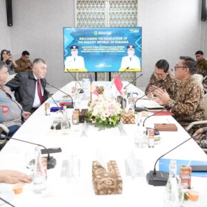 Muba Gaet Minat Internasional: Bupati Toha Terima Delegasi Bisnis Rumania dan Konsul RI di Constanta Muba Gaet Minat Internasional: Bupati Toha Terima Delegasi Bisnis Rumania dan Konsul RI di Constanta
