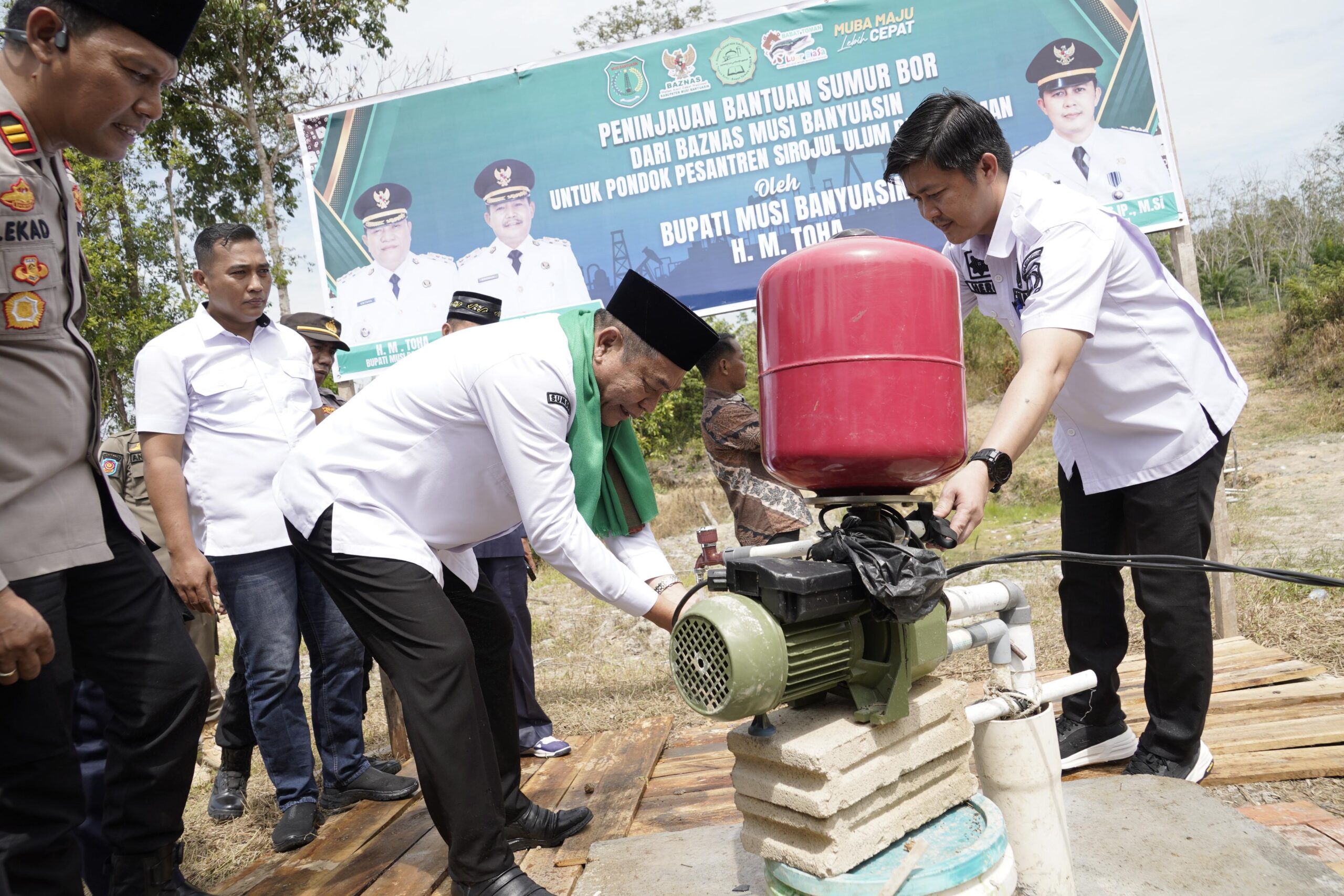Bupati Muba Toha Ajak Dukung Program Pembangunan dan Salurkan Sumur Bor Untuk Santri