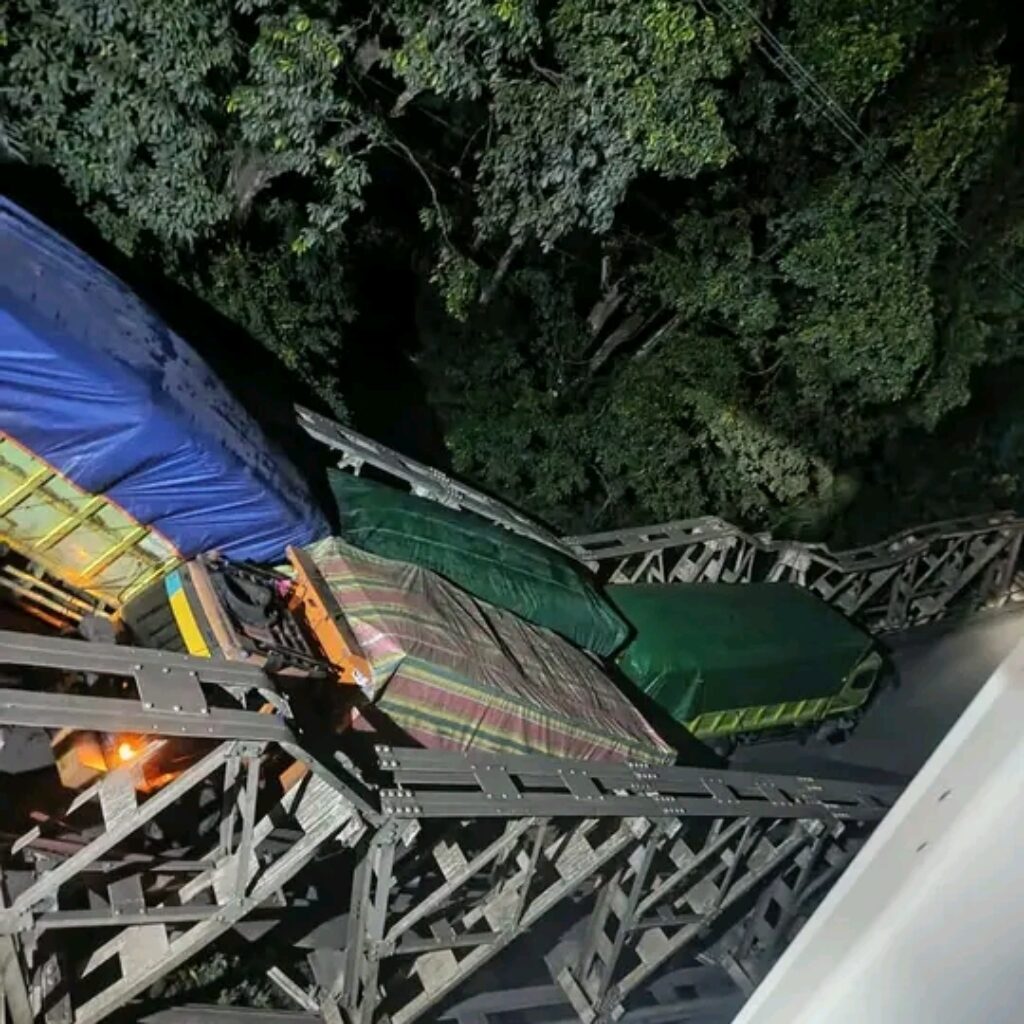 Jembatan Muara Lawai Kecil Ambruk, 4 Truk Batubara Ikut Terseret , Warga Desak Angkutan Batubara Dihentikan