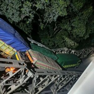 Jembatan Muara Lawai Kecil Ambruk, 4 Truk Batubara Ikut Terseret , Warga Desak Angkutan Batubara Dihentikan