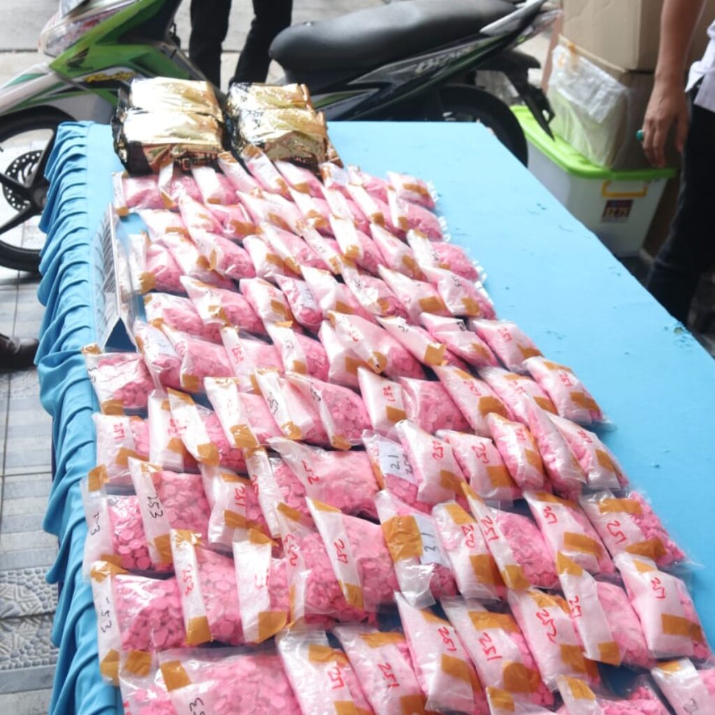 Mobil Berisi 23.422 Pil Ekstasi dan 4 Kg Shabu Terguling Saat Dikejar Polisi, 4 Tersangka Dibekuk