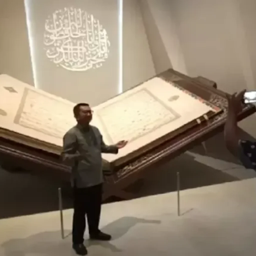 Kita Suci Al-Quran Raksasa Terbesar di Dunia Kini Ada di Bawah Gua Hira