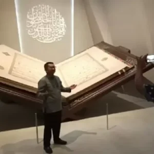 Kita Suci Al-Quran Raksasa Terbesar di Dunia Kini Ada di Bawah Gua Hira Kita Suci Al-Quran Raksasa Terbesar di Dunia Kini Ada di Bawah Gua Hira