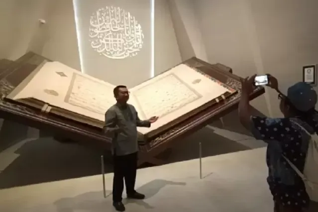 Kita Suci Al-Quran Raksasa Terbesar di Dunia Kini Ada di Bawah Gua Hira